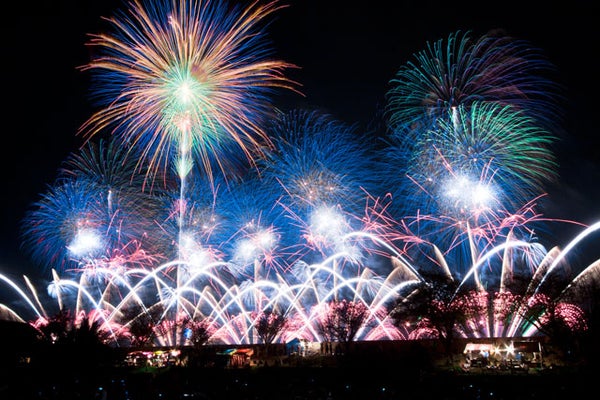 【東京発/桟敷席プラン】総打上数20000発!光の芸術の数々に酔いしれる『土浦の花火100周年記念 第94回土浦全国花火競技大会』日帰りバスツアー1